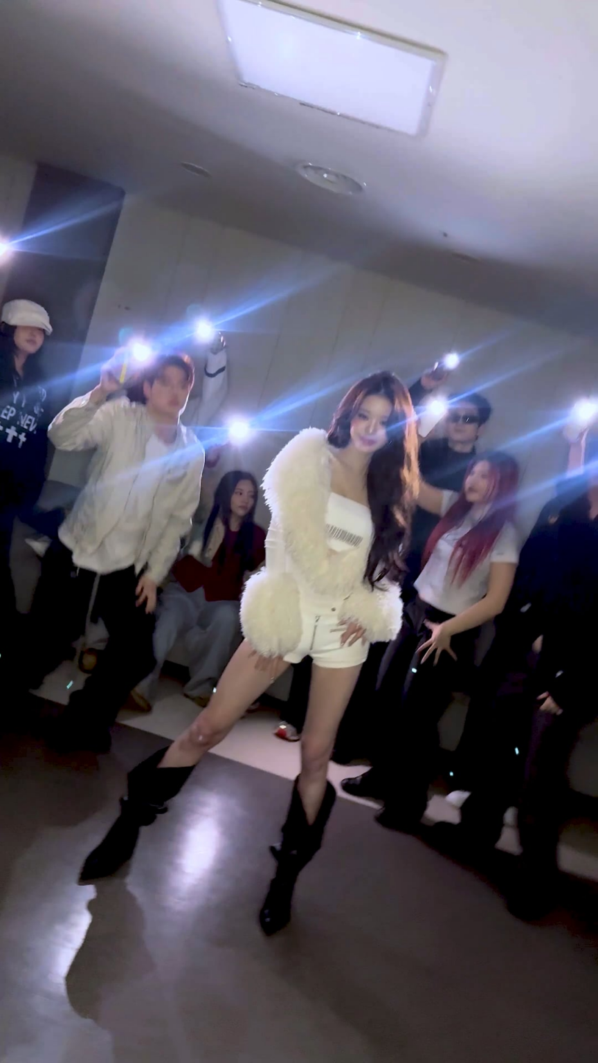 260213 تحديث TikTok الرسمي لـ IVE مع Wonyoung (2) - هذه الأوني رائعة جدًا، أليس كذلك؟ 🙂‍↕️ (تحدي بانج بانج)