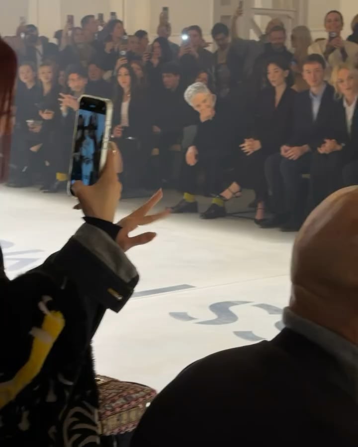 260225 تحديث مجلة عيون على الانستقرام - i-dle Yuqi يصور Huh Yunjin feat. أردن تشو