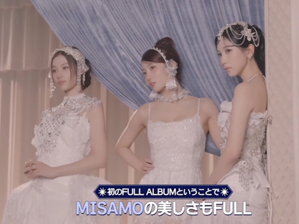 260204 - ميسامو (مينا، سناء، مومو) بفساتين بيضاء ومجوهرات باهظة الثمن