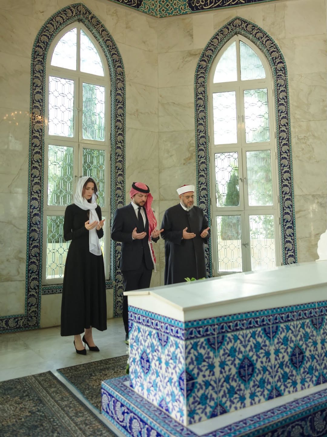 الأميرة رجوة تتّشح بالأسود في ذكرى رحيل الملك الحسين (انستغرام)