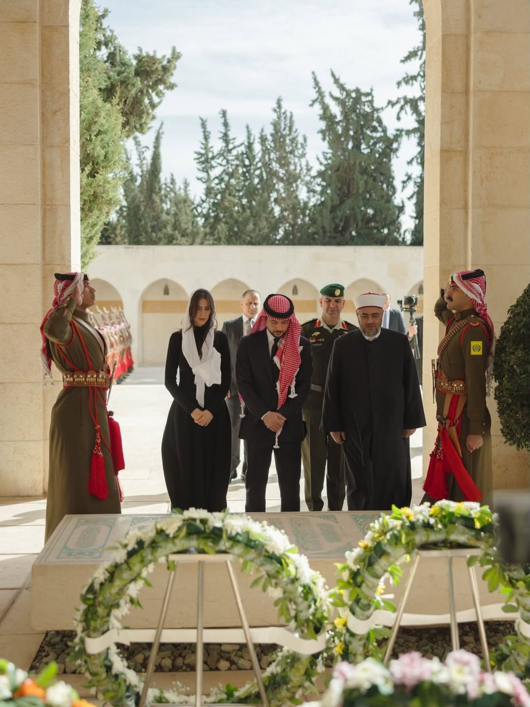 الأميرة رجوة تتّشح بالأسود في ذكرى رحيل الملك الحسين (انستغرام)