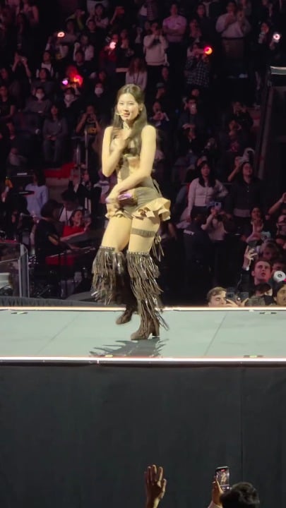 لم تلاحظني الفتيات أبدًا في المدرسة الثانوية. في هذه الأثناء سانا: