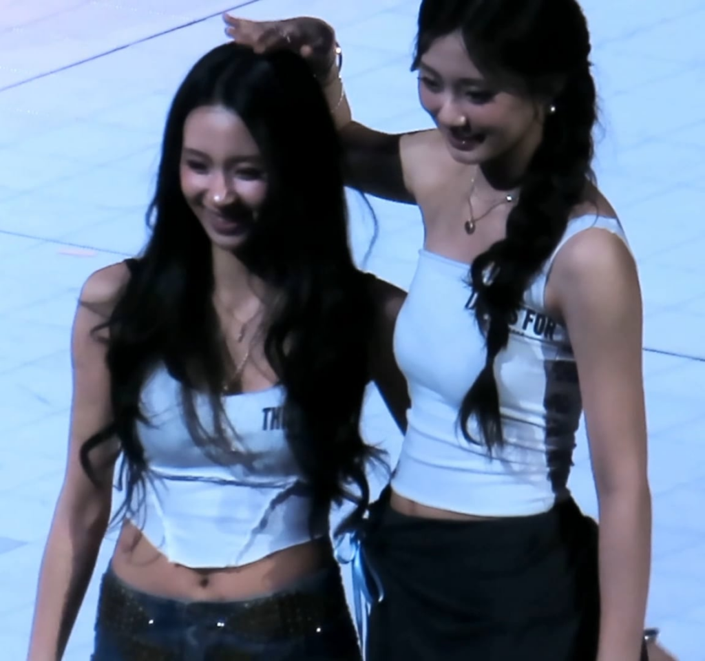 عناق تزويو وربت على رأسه لتشايونغ!