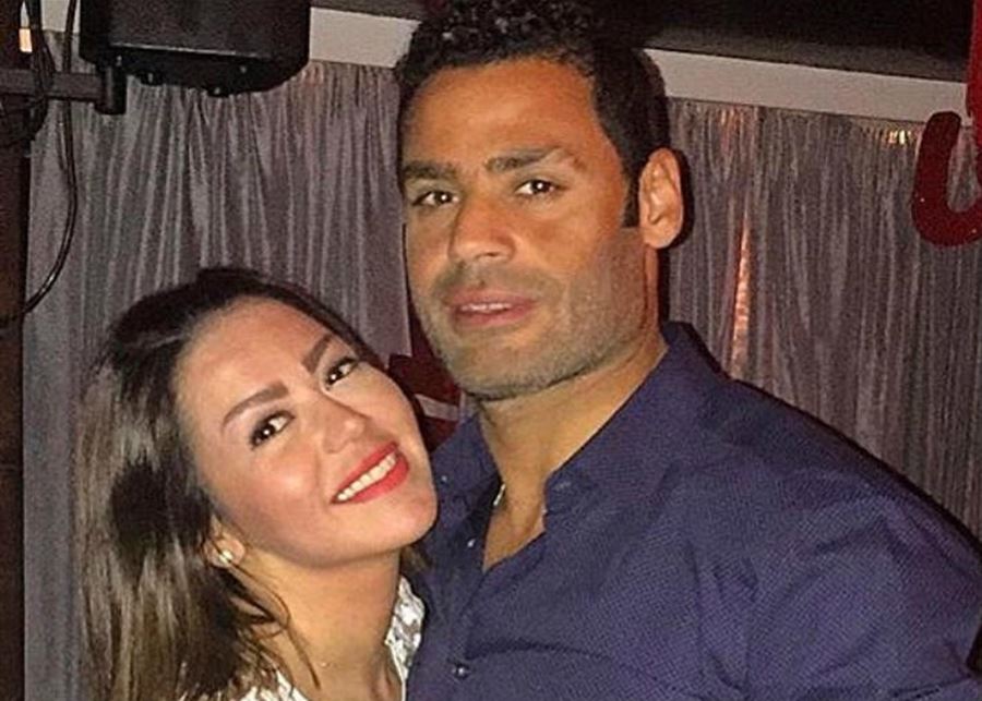 زوج لقاء الخميسي يعتذر على الهواء.. “بحبك وانتِ تاج راسي” image