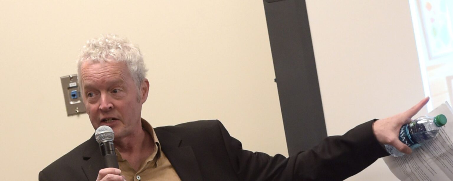 توفي بيت فيني، مؤرخ موسيقى الريف وعازف الجيتار الفولاذي، عن عمر يناهز 70 عاماً