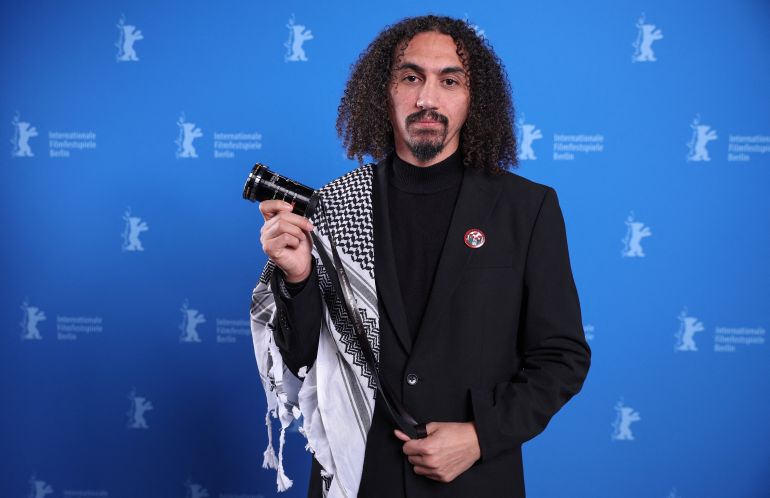 المخرج عبد الله الخطيب في مهرجان برلين Palestinian director Abdallah Alkhatib poses during a photocall after winning the GWFF Best Feature Film Debut Award for "Chronicles From the Siege" at the 76th Berlinale International Film Festival in Berlin, Germany February 21, 2026. Ronny Hartmann/Pool via REUTERS