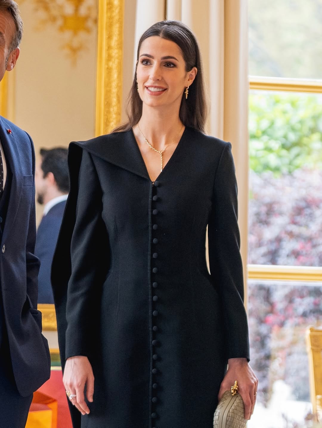 الأميرة رجوة تختار الأسود في باريس للقاء الرئيس ماكرون وزوجته (انستغرام)