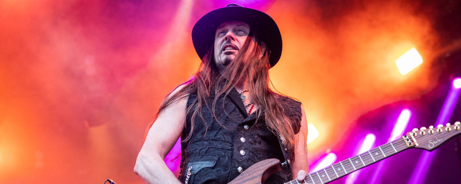 يتأمل Reb Beach في جولة وداع Whitesnake “الرهيبة”.