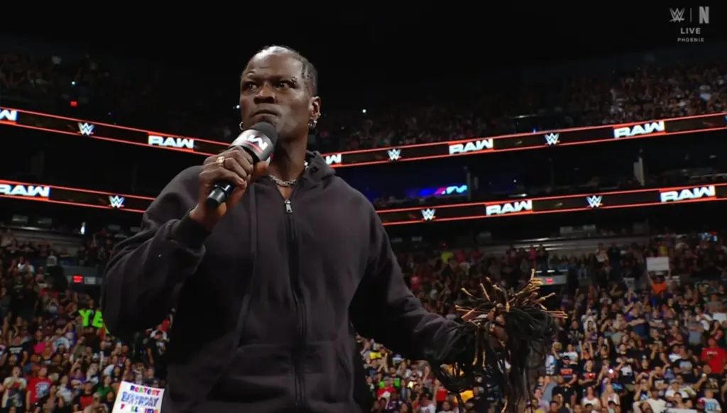 ماذا جذب نجم WWE إلى شعار الزمالك؟ آر تروث يجيب بتفاصيل مثيرة (فيديو)