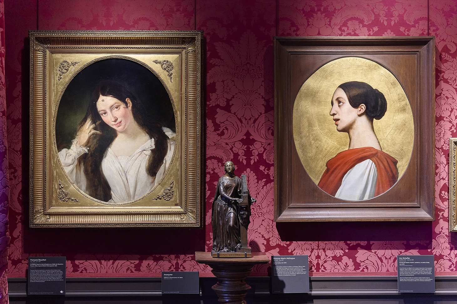 شخصيات نسائية على خلفية حمراء.