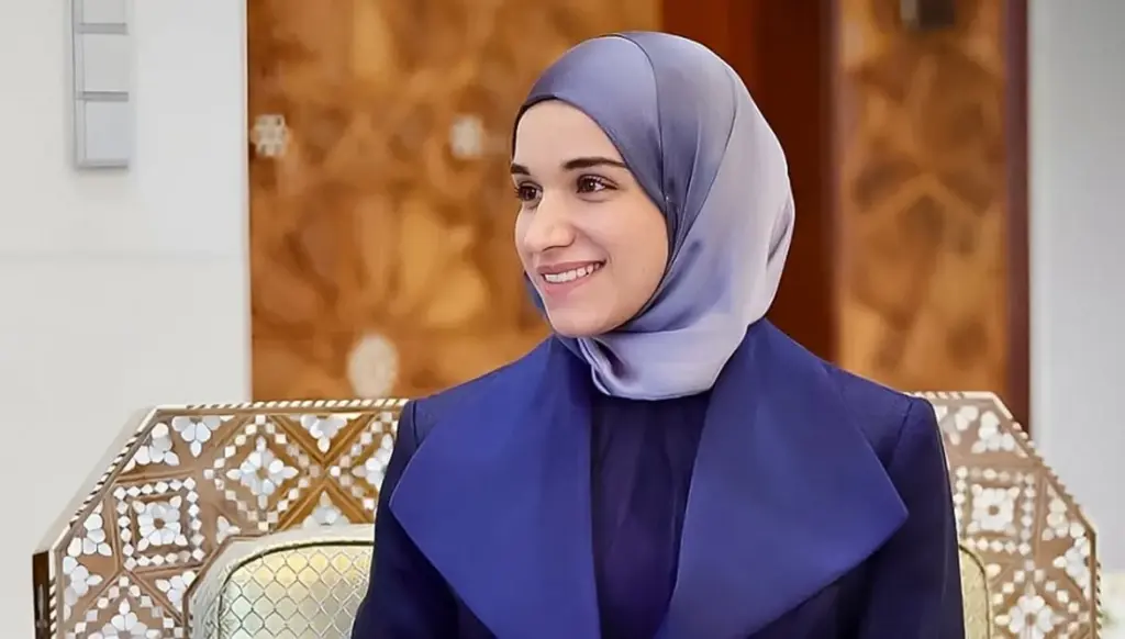 لطيفة الدروبي تُعيد تعريف أسلوب السيدة الأولى السورية... تحوّل أنيق ومدروس