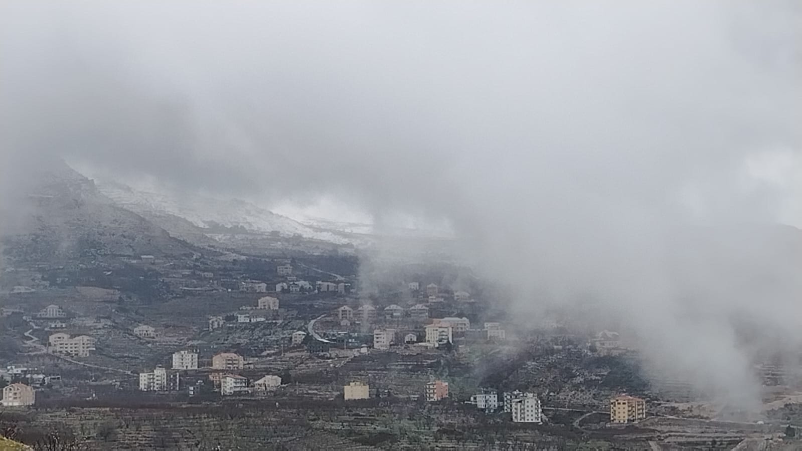 الثلوج تُغطي إهدن (طوني فرنجية).