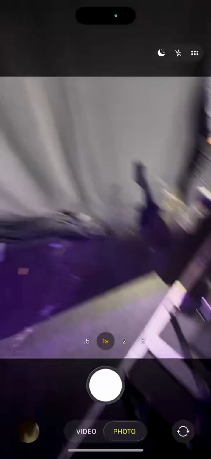 260220 تحديث l00nxa Twitter/X - وجهة نظر: Jeongyeon تأخذ هاتفك وتلتقط مجموعة من صور السيلفي من المسرح