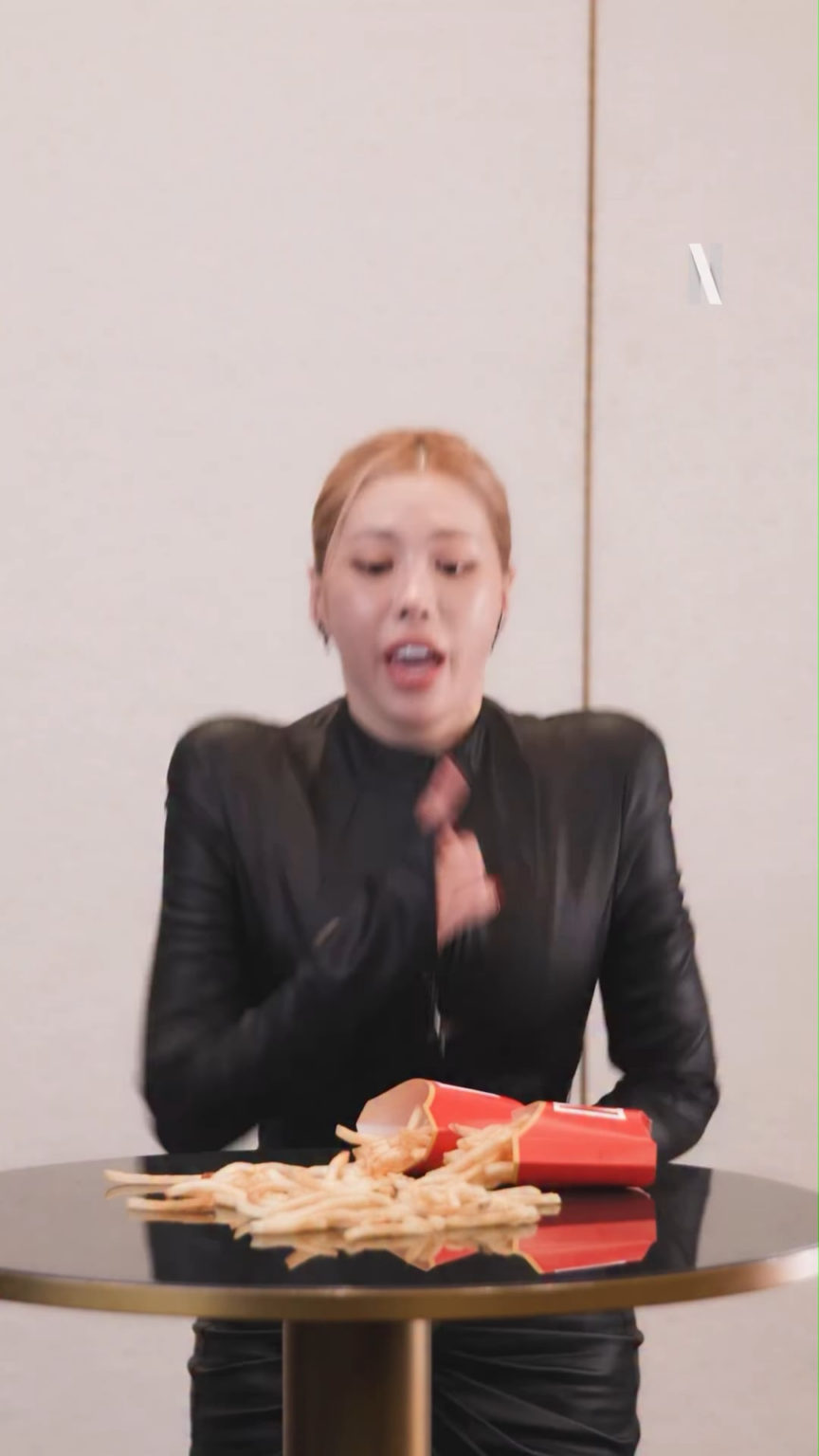 260227 تحديث إنستغرام Netflix كوريا مع كارينا - كارينا تعتني بكل شيء! ولكنك الآن أخذت قلبي معك..