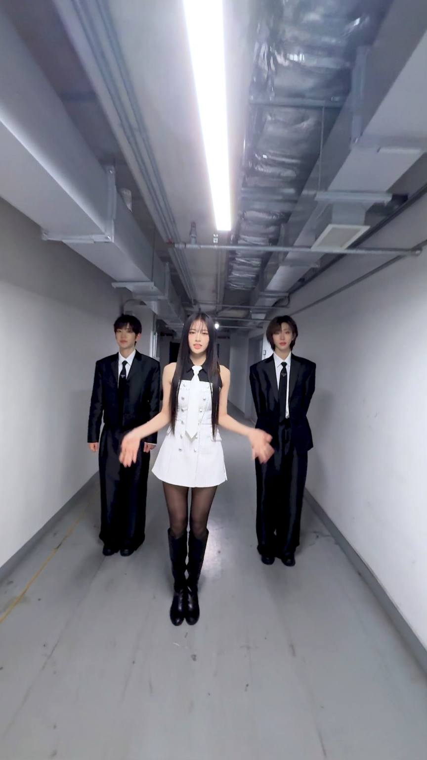 260210 تحديث IVE الرسمي على TikTok مع Yujin - BANG BANG مع IDID Kim Minjae وPark Wonbin (تحدي BANG BANG)