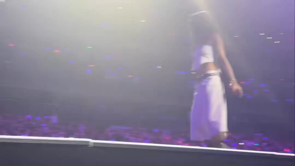 260205 تحديث تويتر TorresAlex88 - حارس الأمن أصبح من المعجبين خلال حفل توايس، وخاصةً تشايونغ. لقد ساعدتني أنا والأصدقاء الذين كونتهم في تلك الليلة في لفت الانتباه! لقد كان سعيدا! (دالاس د2)