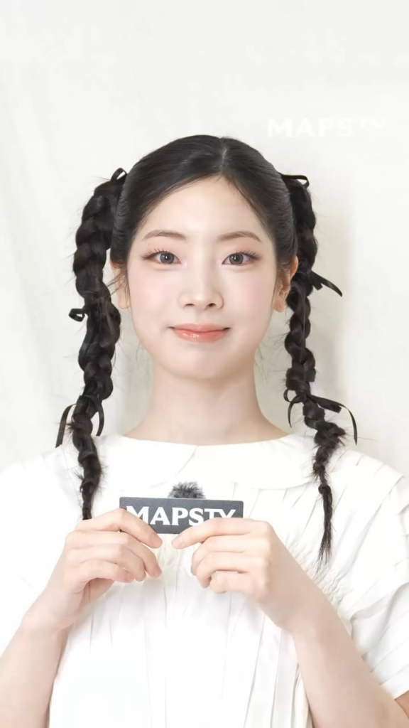 260219 Mapsworld_media Instagram Update - #MAPS20thANNIVERSARY خرائط كوريا واليابان إصدار ربيع 2026 مع داهيون من TWICE (@twicetagram) X COMME des GARçONS لـ Tao Kurihara (@commedesgarcons) | 2