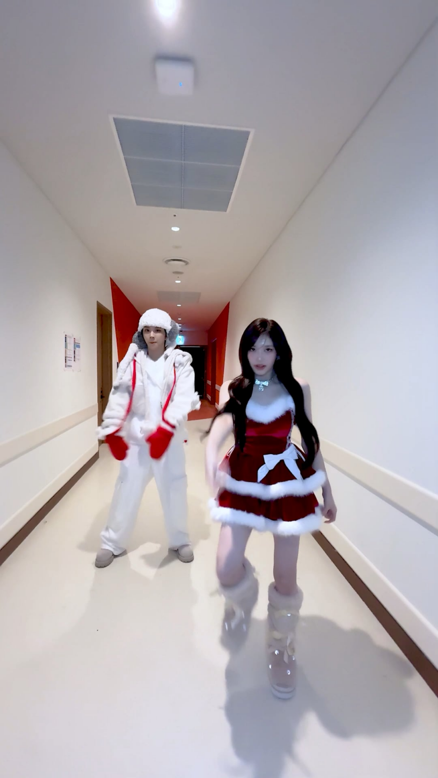 260213 تحديث IVE الرسمي على TikTok مع Leeseo - BANG BANG مع BOYNEXTDOOR Woonhak (تحدي BANG BANG)