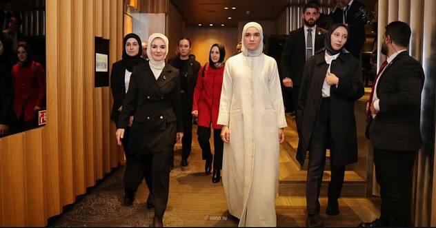 لطيفة الدروبي بإطلالة عصرية لال لقائها بوزيرة الأسرة والخدمات الاجتماعية التركية السيدة ماهينور أزدمير (انستغرام)