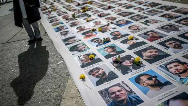 عُرضت صور لمتظاهرين إيرانيين قُتلوا خلال مظاهرة ضد النظام الإيراني على هامش الدورة الحادية والستين لمجلس حقوق الإنسان التابع للأمم المتحدة في جنيف في 23 فبراير 2026.