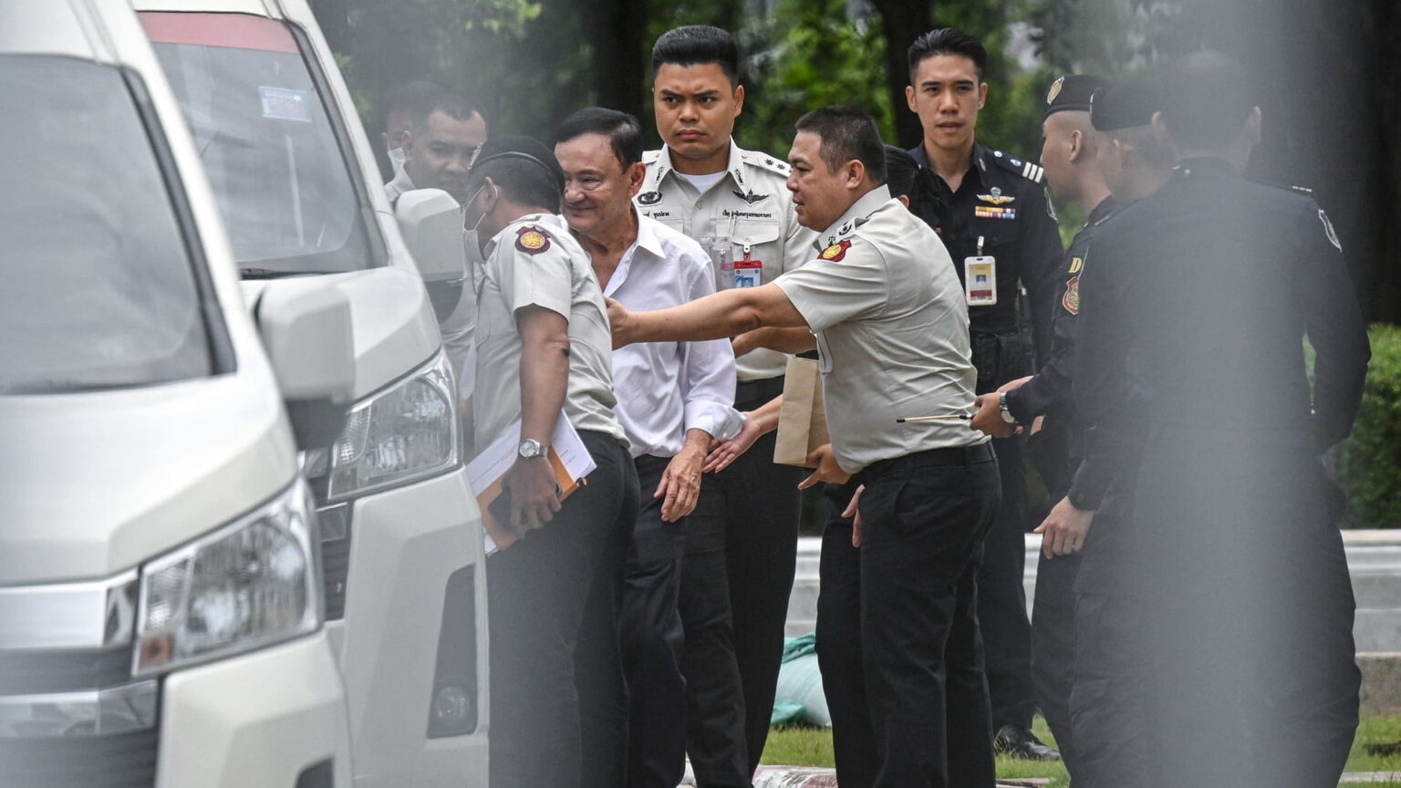 عناصر شرطة يتنكرون بأزياء رقص تقليدية للإمساك بسارق في تايلاند عناصر شرطة يتنكرون بأزياء رقص تقليدية للإمساك بسارق في تايلاند