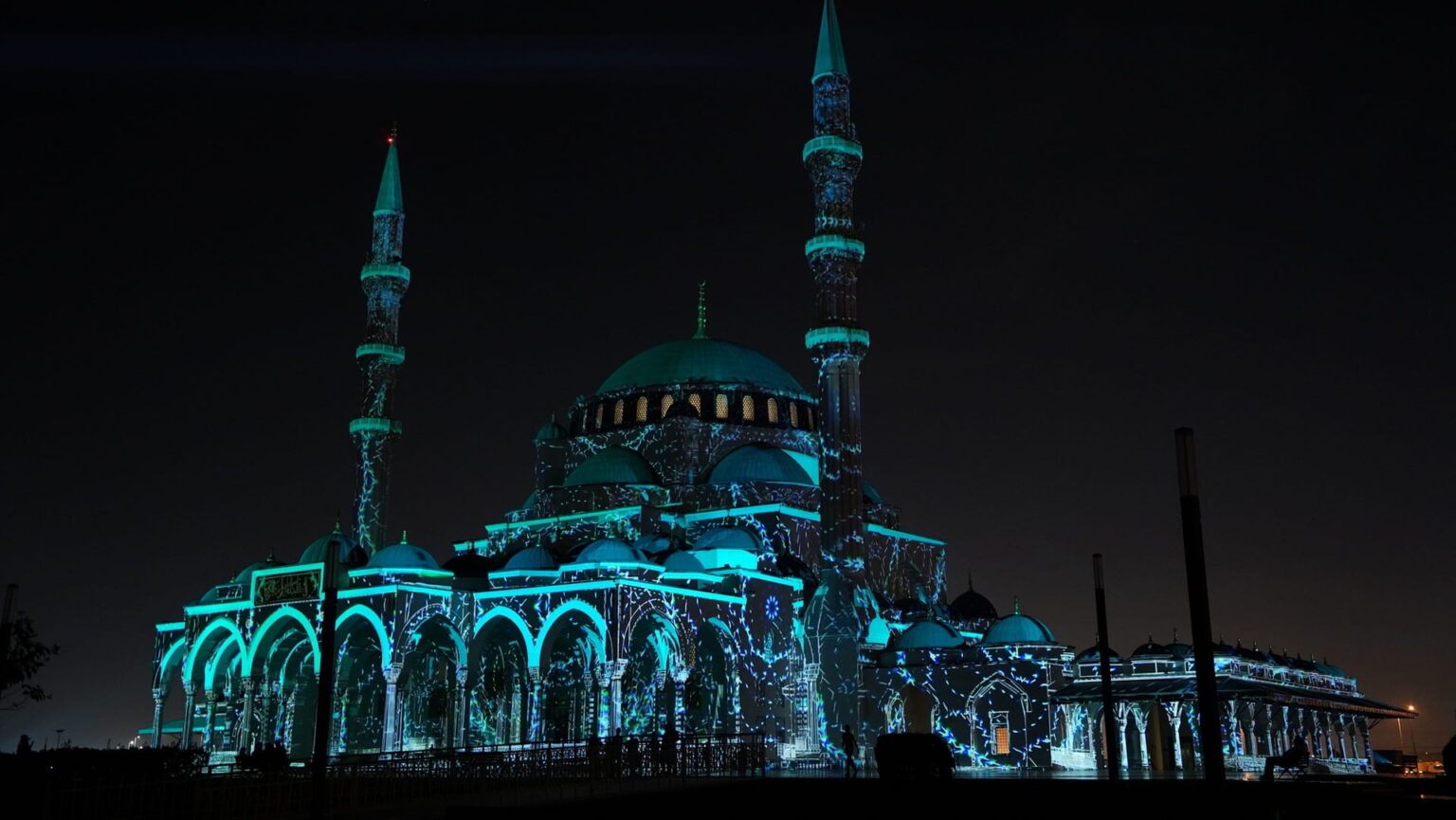 مهرجان أضواء الشارقة يختتم فعالياته بعروض فنية مبهرة في 13 موقعاً مهرجان أضواء الشارقة يختتم فعالياته بعروض فنية مبهرة في 13 موقعاً