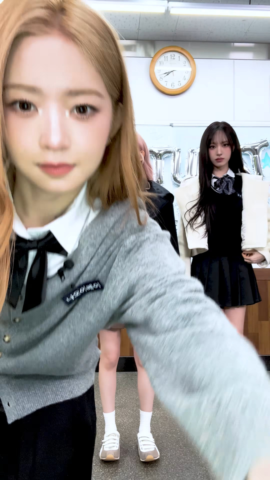 260223 تحديث TikTok الرسمي لـ IVE مع Gaeul وRei وLiz - BLACKHOLE في الفصل الدراسي خلف ظهر المعلم (تحدي BLACKHOLE)