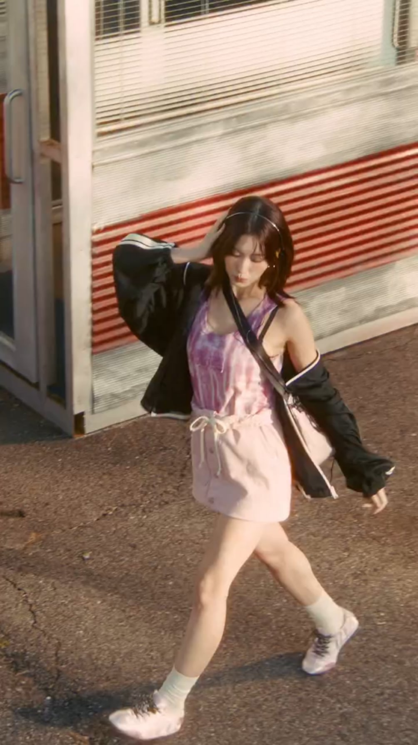 260203 تحديث Onitsukatigerofficial على Instagram - سفيرة العلامة التجارية MOMO ترتدي DENIVITA: تجمع DENIVITA بين كلمة "DENIM" مع الكلمة الإيطالية التي تعني الحياة، "VITA". #دينيفيتا #دينيفيتاكسمومو