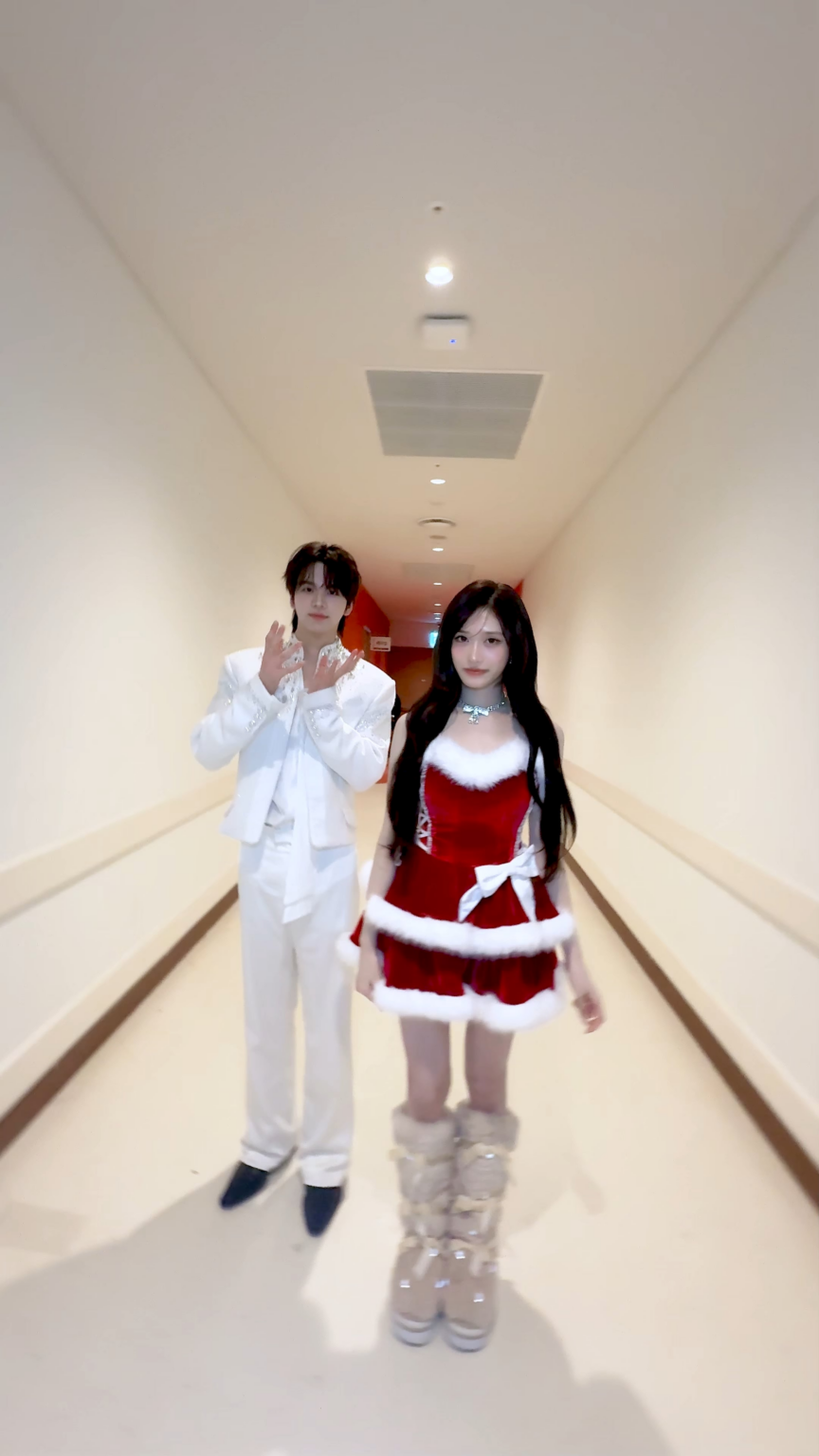 260225 تحديث TikTok الرسمي لـ IVE مع Leeseo - إذا كنت تريد ذلك، فسيحدث مع TWS Shinyu🖤 (تحدي BLACKHOLE)