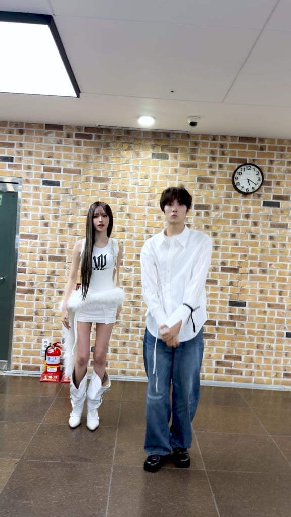 260214 تحديث IVE الرسمي على TikTok مع Liz - BANG BANG مع TWS Youngjae (تحدي BANG BANG)