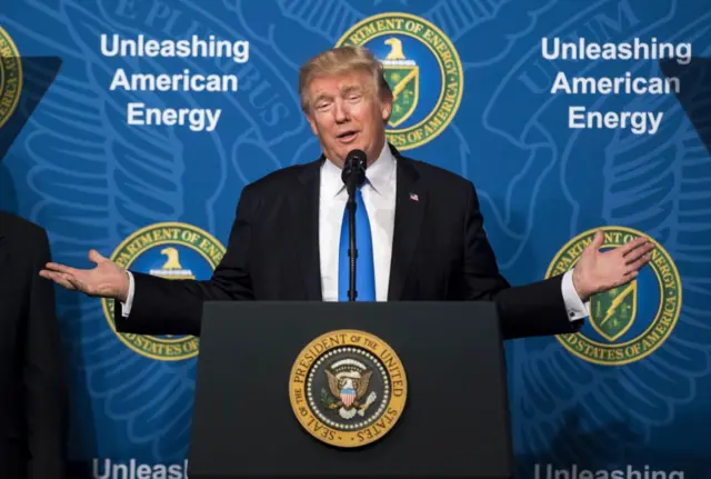 الرئيس الأمريكي دونالد ترامب يلقي كلمةً خلال فعالية "إطلاق العنان للطاقة الأمريكية" في وزارة الطاقة بواشنطن العاصمة عام 2017. أعلن خلالها إلغاء سياسةٍ تعود إلى عهد أوباما كانت تحدّ من تمويل محطات توليد الطاقة التي تعمل بالفحم في الخارج