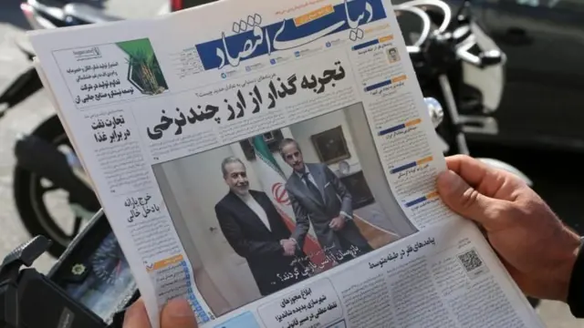 رجل يقرأ صحيفة بينما تحظى الجولة الثانية من المفاوضات غير المباشرة بين إيران والولايات المتحدة في جنيف بتغطية واسعة في الصحف الإيرانية في ١٧ فبراير ٢٠٢٦ في طهران، إيران.