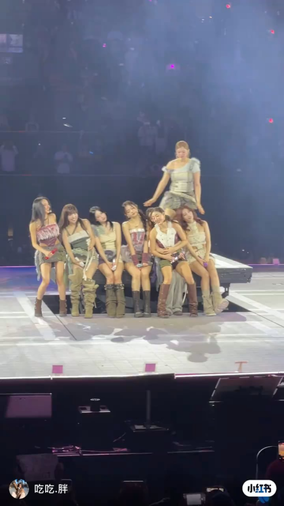 جيهيو تتصل بميسامو، ومينا مشغولة بشم كتف تزويو..