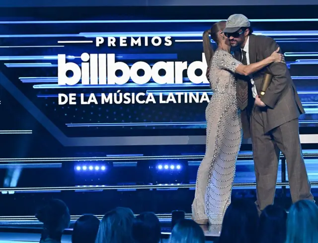 أولغا تانون وباد باني في حفل توزيع جوائز بيلبورد للموسيقى اللاتينية لعام 2025 الذي أقيم في مسرح فيلمور ميامي بيتش في 23 أكتوبر/تشرين الأول 2025 في ميامي بيتش، فلوريدا.
