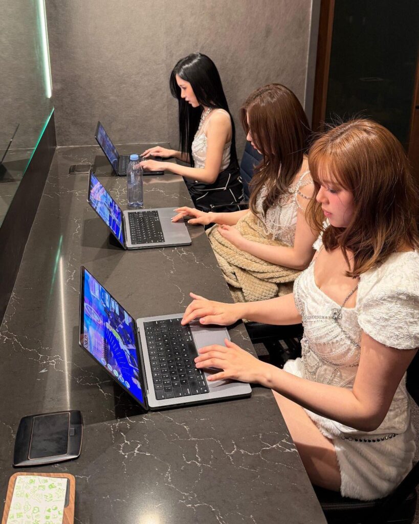 260220 تحديث قصة توايس على Instagram - جونغيون وسانا ومينا يلعبون لعبة Roblox قبل حفلهم في نيويورك في اليوم الثاني