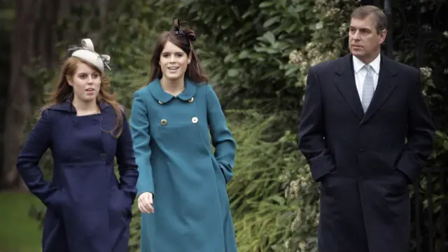 حضر دوق يورك والأميرة بياتريس والأميرة يوجيني قداس عيد الميلاد في كنيسة ساندرينغهام عام 2006