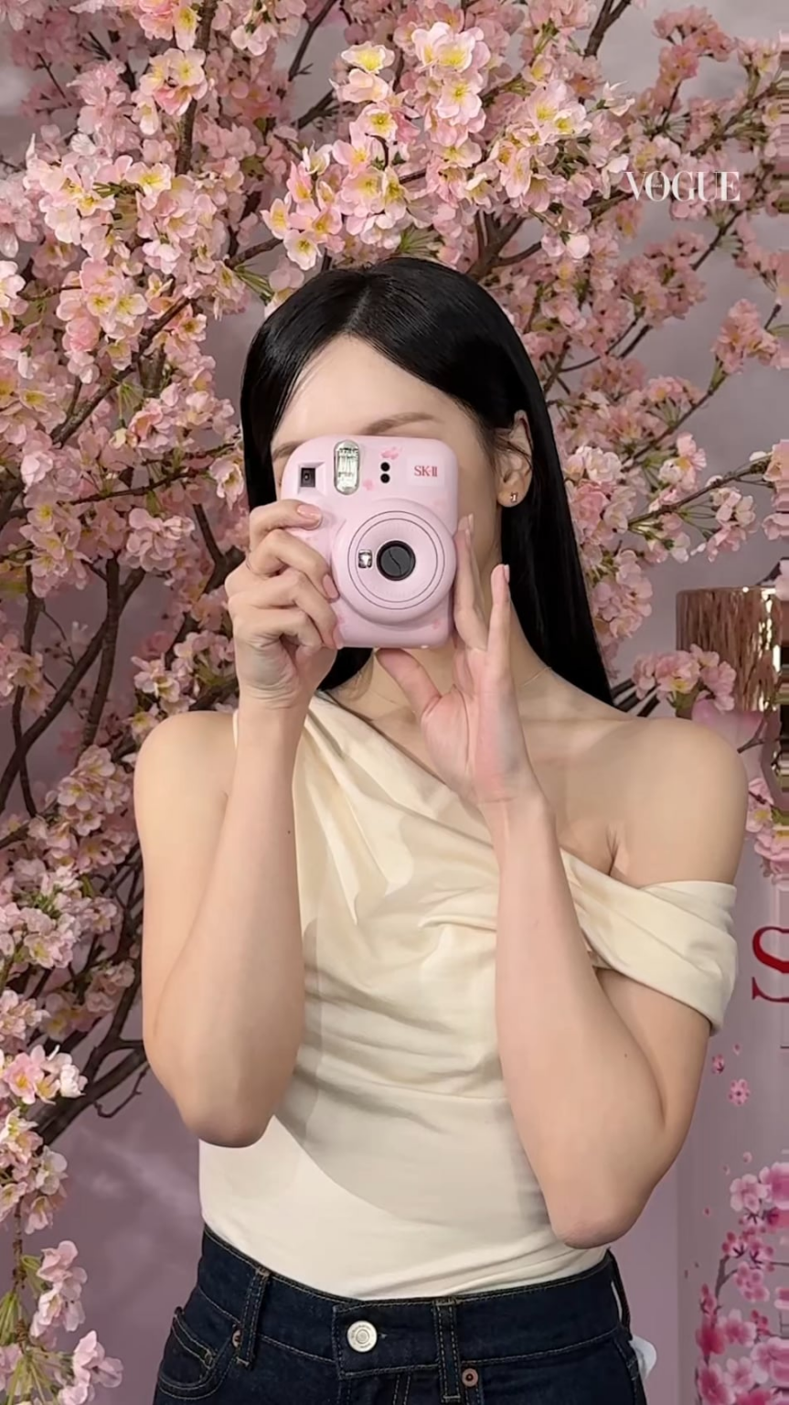 260209 تحديث Vogue Japan Tiktok - "إذا كانت #TWICE ستشاهد أزهار الكرز، ما هو الدور الذي ستلعبه #MINA؟ لقد سألناها، سفيرة عالمية، في حدث مشاهدة أزهار الكرز لـ #SKII 🌸"