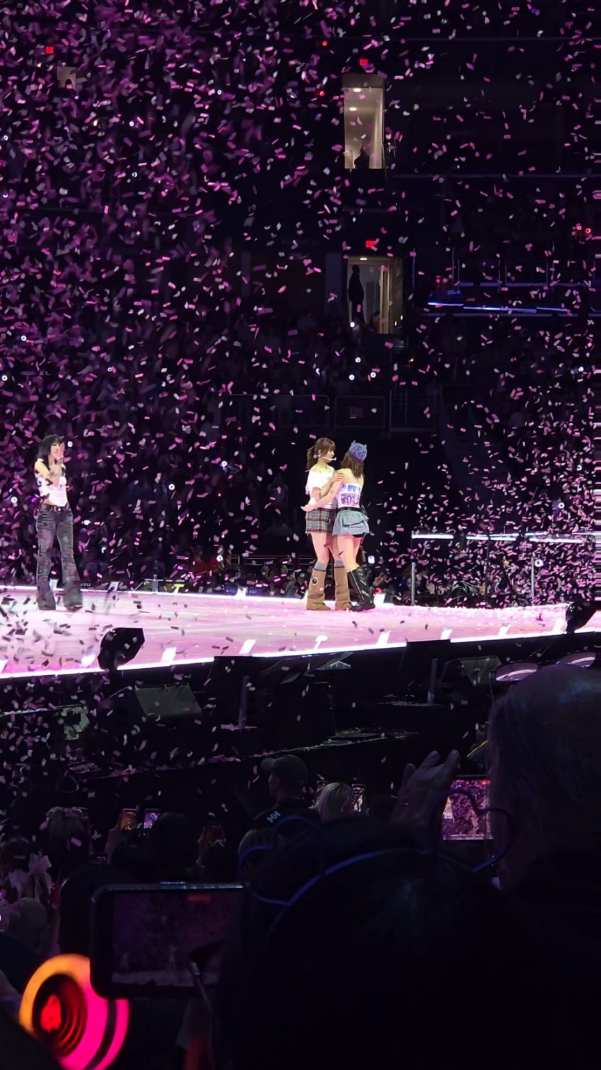 جونغيون يسحب مومو حول المسرح