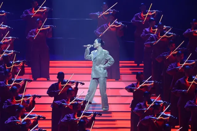 الفنانة الأميركية كاتي بيري تحيي عرض افتتاح حفل توزيع جوائز "جوي أووردز" 2026 تقف على مسرح مدرج ومحاطة بعازفين، ضمن فعاليات موسم الرياض يناير/كانون الثاني 2026.