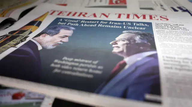 نسخة من صحيفة طهران تايمز الإيرانية اليومية تحمل صورة وزير الخارجية الإيراني عباس عراقجي والمبعوث الأمريكي الخاص ستيف ويتكوف معروضة في طهران