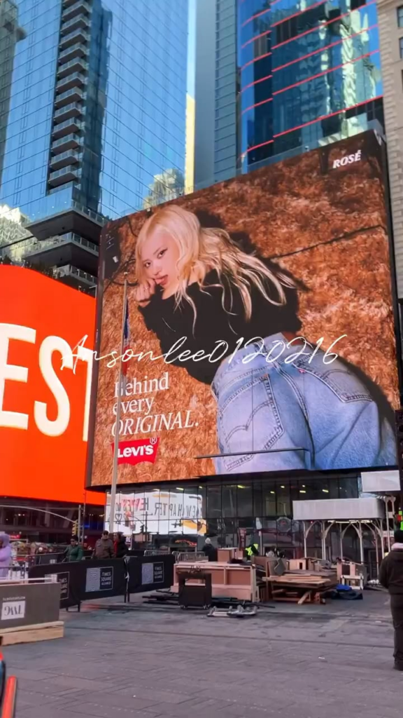 ROSÉ x LEVI'S في نيويورك