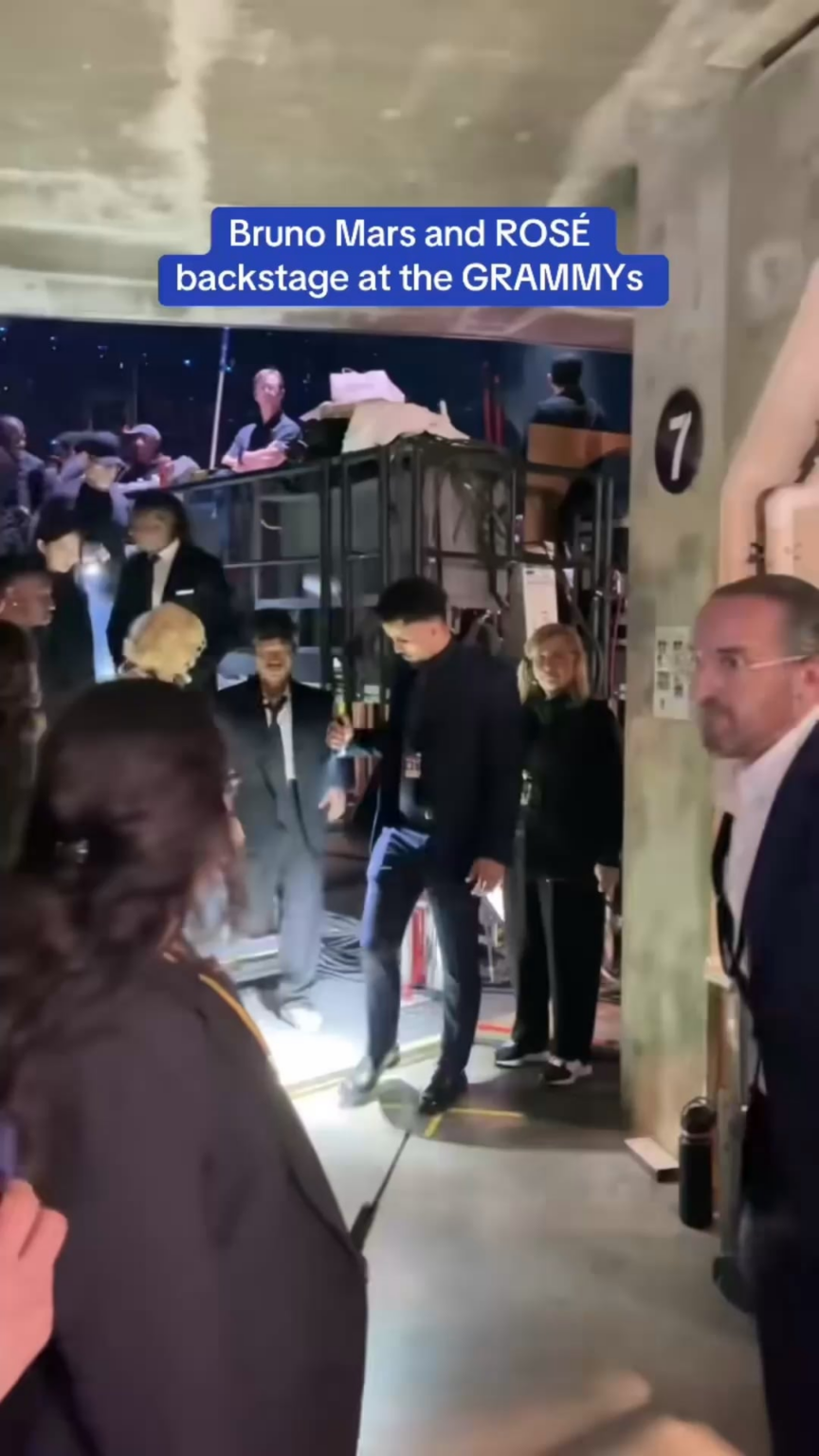 260201 روزيه وبرونو مارس خلف الكواليس في حفل توزيع جوائز جرامي الـ 68