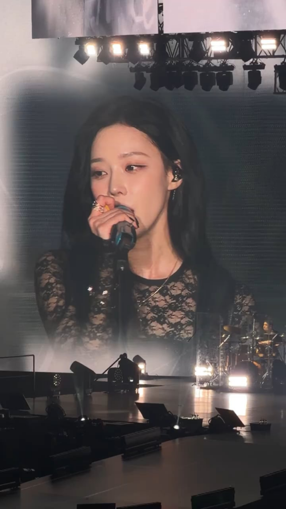 260207 وينتر يؤدي أغنية BLUE مع الجيتار + الزي الجديد ويغير جزءًا من الكلمات إلى الصينية @ SYNK : aeXIS LINE في هونغ كونغ