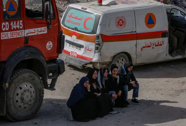 مجموعة من النساء ينتظرن بينما تعمل فرق الدفاع المدني الفلسطيني على انتشال جثث 67 فرداً من عائلة أبو نصر من تحت أنقاض منزلهم بعد أن دمرته غارة جوية إسرائيلية في بيت لاهيا، شمال مدينة غزة، 15 فبراير/شباط 2026.