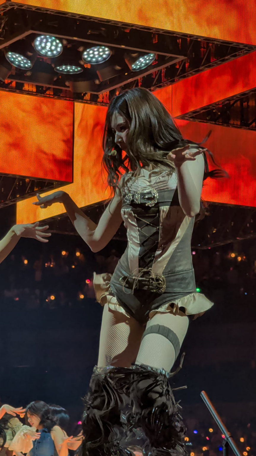 سانا فتاة اليد اليمنى في يوم دالاس 1