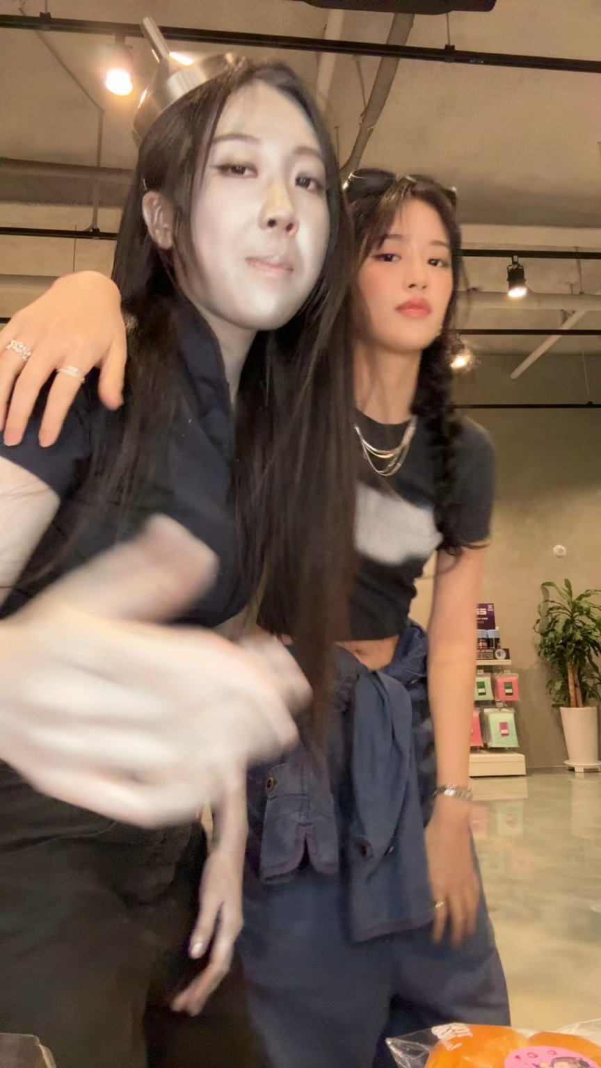 260225 تحديث Lee Youngji TikTok مع Yujin - 🤖 مع 👩‍🔧 Robot 02.28 6:00 مساءً (KST)