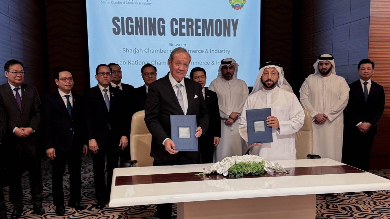 غرفتا الشارقة ولاوس توقعان مذكرة تفاهم لتعزيز العلاقات التجارية