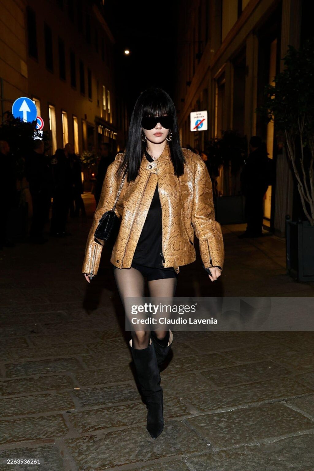 260227 نينغ نينغ في طريقها إلى حفل ما بعد غوتشي لخريف وشتاء 2016 (غيتي)