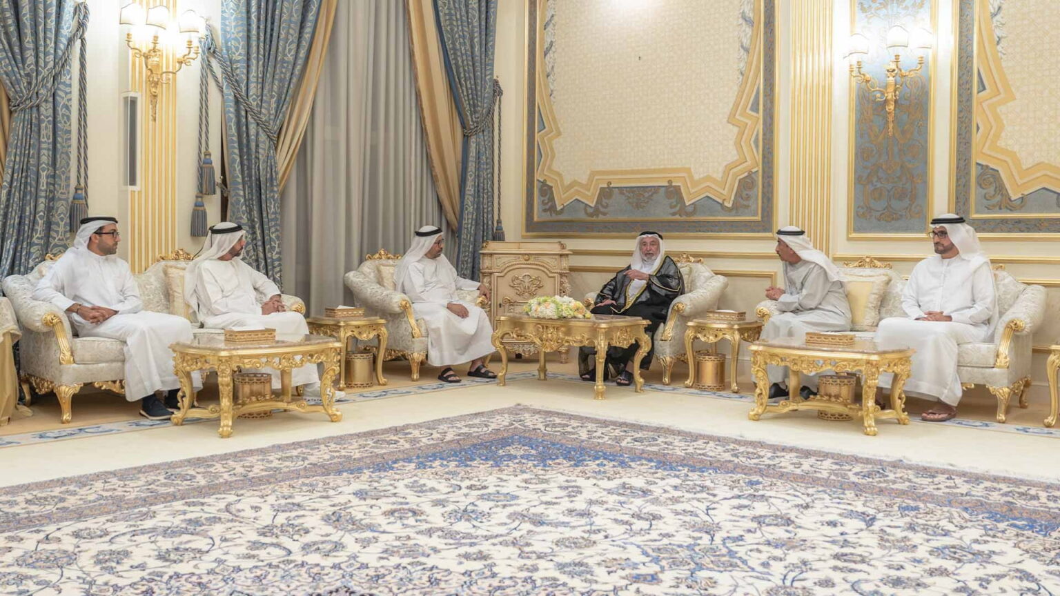 حاكم الشارقة يتبادل التهاني برمضان مع خليفة المرر ووفد الخارجية