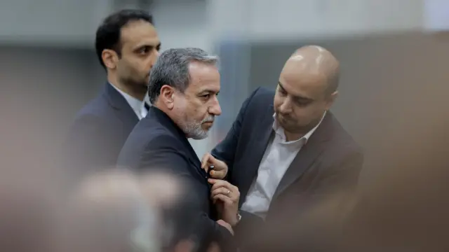 وزير الخارجية الإيراني عباس عراقجي (في الوسط) يتابع حديثه قبل إلقاء خطاب خلال جلسة لمؤتمر الأمم المتحدة لنزع السلاح، على هامش الجولة الثانية من المحادثات الأمريكية الإيرانية التي تحث فيها واشنطن طهران على إبرام اتفاق للحد من برنامجها النووي، في جنيف، في 17 فبراير/شباط 2026.